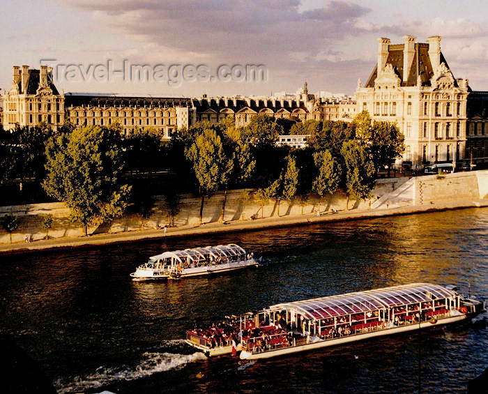 france61: France - Paris: bateau mouche near the Louvre -  Banks of the Seine, UNESCO world heritage site - photo by Hy Waxman) - (c) Travel-Images.com - Stock Photography agency - Image Bank