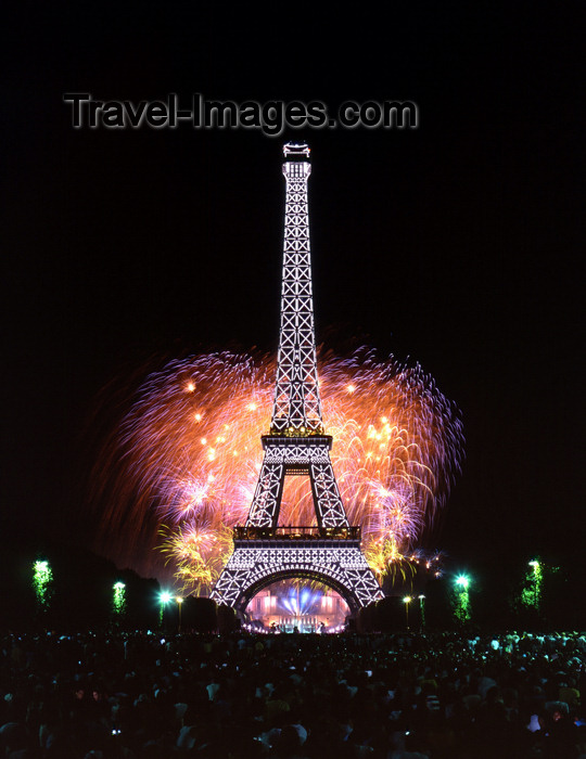france62: Paris, France: fireworks and Eiffel Tower / feux d'artifice et la Tour Eiffel - photo by A.Bartel - (c) Travel-Images.com - Stock Photography agency - Image Bank