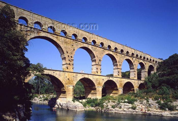 france68: Gard, Languedoc-Roussillon, France: Pont du Gard - Roman aqueduct bridge with three levels of arches - 1st century AD - part of a 50 km-long aqueduct that carried water from Uzès (Ucetia) to Nîmes (Nemausus) - Unesco world heritage site - photo by A.Bartel - (c) Travel-Images.com - Stock Photography agency - Image Bank