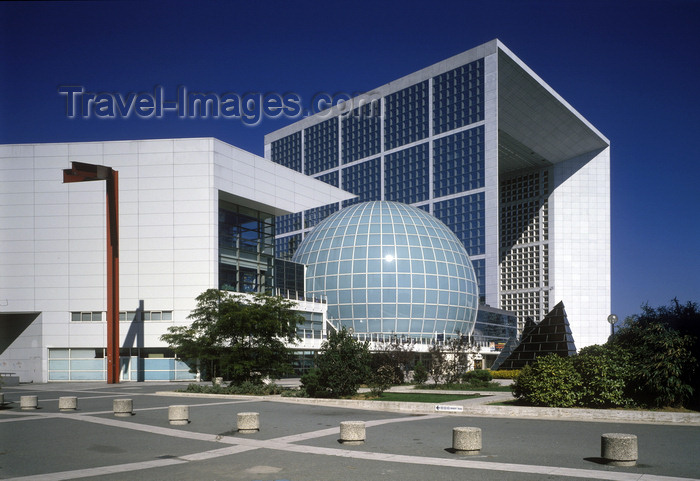 france8: Paris, France: La Défense - Grand Arch of La Défense, doubles as an office building, '4 Temps' shopping center and I-Max sphere - Puteaux - Hauts-de-Seine, Nanterre - photo by A.Bartel - (c) Travel-Images.com - Stock Photography agency - Image Bank