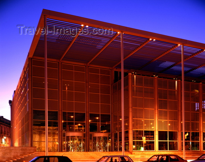 france81: Nîmes, Languedoc-Roussillon, France: Carré d'art - museum of contemporary art and the city's library - architect Norman Foster - place de la Maison Carrée - photo by A.Bartel - (c) Travel-Images.com - Stock Photography agency - Image Bank