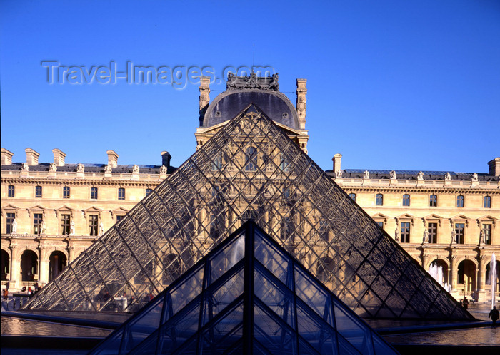 france86: Paris, France:  Louvre Museum - Louvre Pyramid - glass and metal structure used as the museum's main entrance - 1er arrondissement - photo by A.Bartel - (c) Travel-Images.com - Stock Photography agency - Image Bank