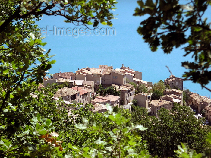 france934: Sainte-Croix-du-Verdon, Alpes-de-Haute-Provence, PACA, France: the village towers over the lac de Sainte-Croix - framed by vegetation - photo by T.Marshall - (c) Travel-Images.com - Stock Photography agency - Image Bank