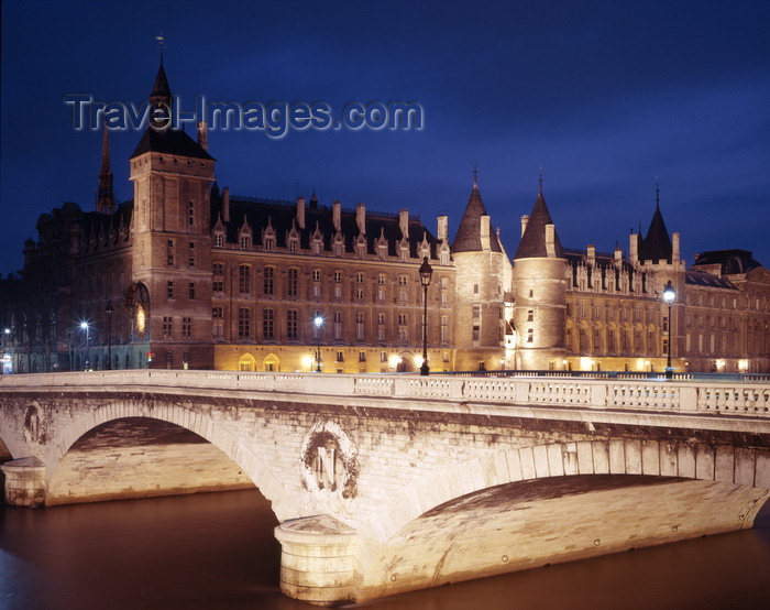 france937: Paris, France: nocturnal view of Pont au Change and the Conciergerie, a former royal palace and prison, part of the present day Palais de Justice - Ile de la Cité, 1er arrondissement - photo by A.Bartel - (c) Travel-Images.com - Stock Photography agency - Image Bank