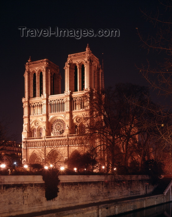 france938: Paris, France: Notre-Dame cathedral seen from Quai de Montebello - west façade at dusk - chair of the Catholic Archdiocese of Paris - Unesco world heritage site - Île de la Cité - 4e arrondissement - photo by A.Bartel - (c) Travel-Images.com - Stock Photography agency - Image Bank