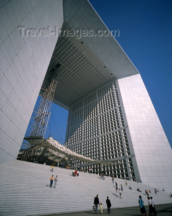 france939: Paris, La Défense - Puteaux, Nanterre, Hauts-de-Seine, Île-de-France, France: Grand Arch of La Défense - engineer Erik Reitzel, architect Johann Otto von Spreckelsen - parvis de la Défense - photo by A.Bartel - (c) Travel-Images.com - Stock Photography agency - Image Bank