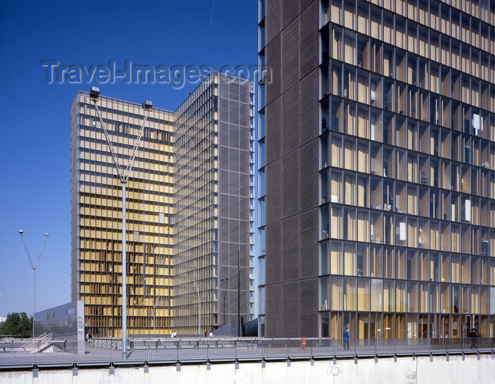 france940: Paris, France: Bibliothèque François Mitterrand - book shaped buildings by architect Dominique Perrault - Bibliothèque nationale de France (BnF) - National Library of France - quai François-Mauriac - 13e arrondissement - photo by A.Bartel - (c) Travel-Images.com - Stock Photography agency - Image Bank