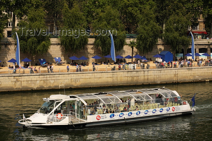 france943: Paris, France: 'Paris Plages' - Batobus in front of a temporary Paris Beach - rive droite - 1er arrondissement - photo by A.Bartel - (c) Travel-Images.com - Stock Photography agency - Image Bank