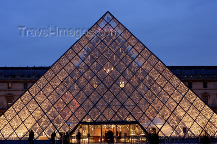 france948: Paris, France: Louvre Museum - central courtyard - I.M. Pei's Louvre Pyramid at dusk - 1er arrondissement - photo by A.Bartel - (c) Travel-Images.com - Stock Photography agency - Image Bank