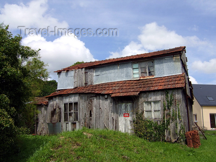 france983: Carentan, Manche, Basse-Normandie, France: derelict timber house - photo by A.Bartel - (c) Travel-Images.com - Stock Photography agency - Image Bank