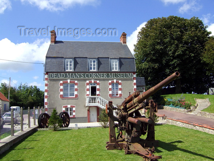 france988: Saint-Côme-du-Mont, Carentan, Manche, Basse-Normandie, France: Deadman's Corner Museum - D-Day Paratrooper Historical Center - 88 mm gun - German anti-aircraft and anti-tank artillery gun - 8.8 cm Flak used by the heroic Fallschirmjagers - Village de l'Amont - photo by A.Bartel - (c) Travel-Images.com - Stock Photography agency - Image Bank