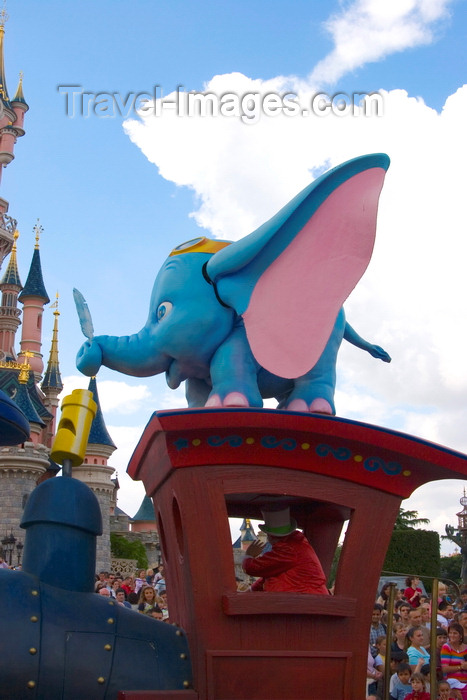 france99: Disneyland Paris, Chessy, Seine-et-Marne,  Île-de-France, France: Dummbo lands on a locomotive - Eurodisney - photo by H.Olarte - (c) Travel-Images.com - Stock Photography agency - Image Bank