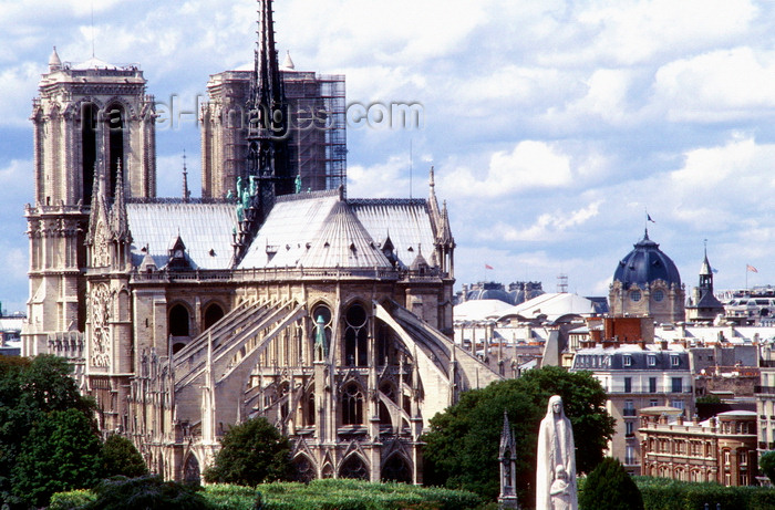 france991: Paris, France: Notre Dame Cathedral - seen from the east - apse and flying buttresses - Gothic architecture - chevet et arcs-boutants -  Ile de la Cité, 4e arrondissement - photo by K.Gapys - (c) Travel-Images.com - Stock Photography agency - Image Bank