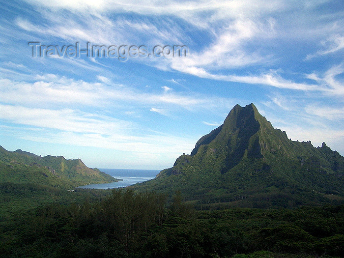 french-polynesia110: French Polynesia - Moorea / MOZ (Society islands, iles du vent): Mont Rotui, separating Cook (Paopao) and Papetoai (Oponu) bays, on the north coast - photo by R.Ziff - (c) Travel-Images.com - Stock Photography agency - Image Bank