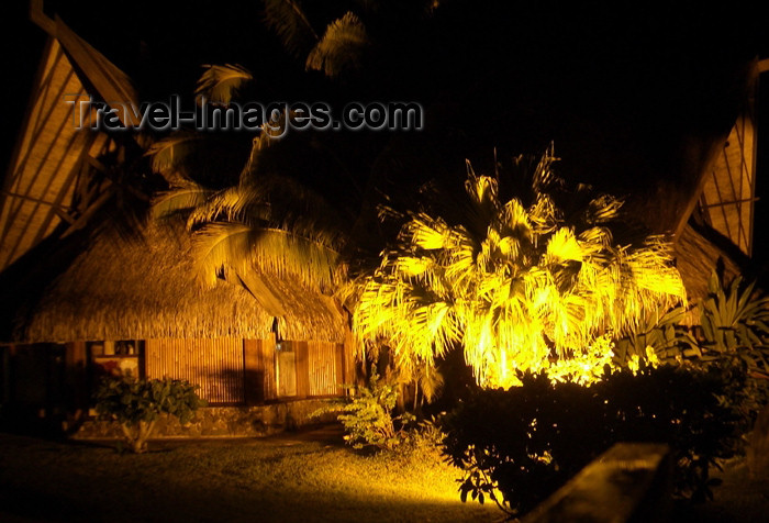 french-polynesia114: French Polynesia - Moorea / MOZ (Society islands, iles du vent): village - nocturnal - photo by R.Ziff - (c) Travel-Images.com - Stock Photography agency - Image Bank