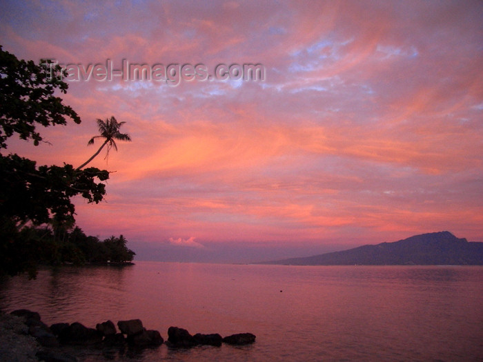 french-polynesia121: French Polynesia - Moorea / MOZ (Society islands, iles du vent): Eastern coast - Tahiti in the background - photo by R.Ziff - (c) Travel-Images.com - Stock Photography agency - Image Bank