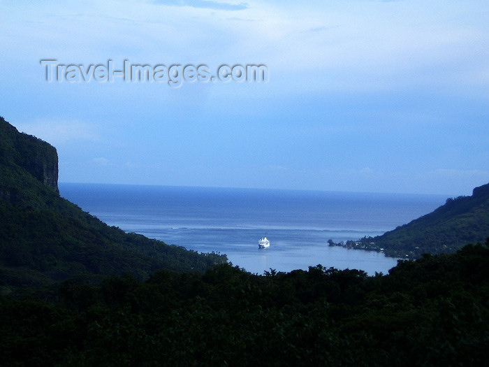 french-polynesia24: French Polynesia - Moorea / MOZ (Society islands, iles du vent): cruise ship entering Cook's bay - photo by R.Ziff - (c) Travel-Images.com - Stock Photography agency - Image Bank