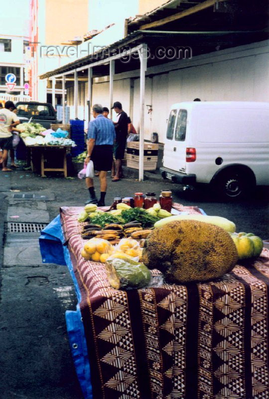 french-polynesia8: French Polynesia - Tahiti (Society islands, iles du vent): Papeete - jackfruit at the central market (Artocarpus heterophyllos) - photo by K.Pajta - (c) Travel-Images.com - Stock Photography agency - Image Bank