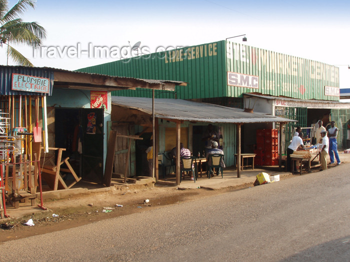 gabon12: Woleu-Ntem province, Gabon: commerce by the N2 road - photo by B.Cloutier - (c) Travel-Images.com - Stock Photography agency - Image Bank