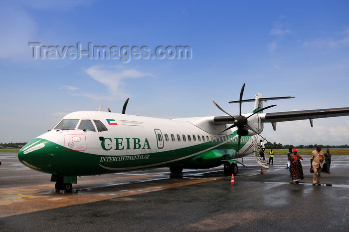 gabon15: Libreville, Estuaire Province, Gabon: passengers leave a Ceiba Intercontinental airlines ATR 72-212A cn790 3C-LLI - Léon M'ba International Airport - IATA LBV - photo by M.Torres - (c) Travel-Images.com - Stock Photography agency - Image Bank