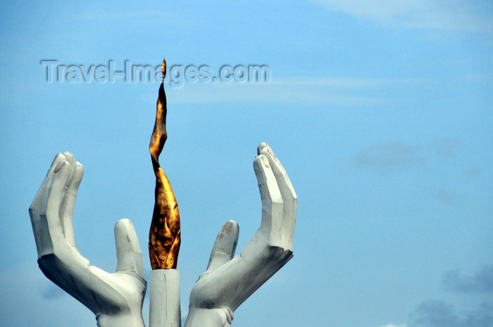 gabon23: Libreville, Estuaire Province, Gabon: the Flame of Peace sculpture - white hands protect a golden flame - Flamme de la Paix - boulevard Triomphal El Hadj Omar Bongo - photo by M.Torres - (c) Travel-Images.com - Stock Photography agency - Image Bank
