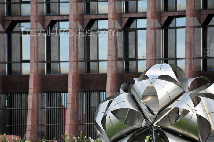 gabon27: Libreville, Estuaire Province, Gabon: steel sculpture in the lawn of the Bank of Central African States - Banque des Etats de l'Afrique Centrale (BEAC) - boulevard Triomphal El Hadj Omar Bongo - photo by M.Torres - (c) Travel-Images.com - Stock Photography agency - Image Bank