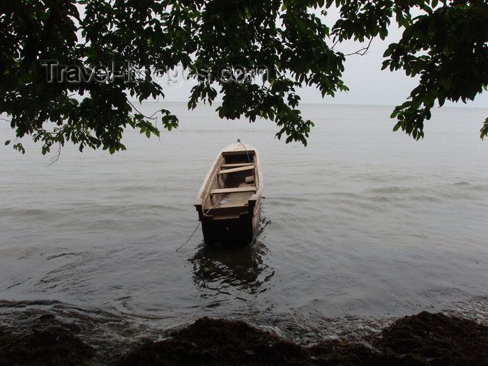 gabon8: Gabon - Cap Estérias - Estuaire province: boat by the shore and the forest - photo by B.Cloutier - (c) Travel-Images.com - Stock Photography agency - Image Bank