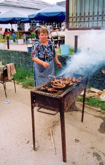 gagauzia6: Comrat / Komrat, Gagauzia, Moldova: preparing shashliks on ulitza Pobedy - BBQ - photo by M.Torres - (c) Travel-Images.com - Stock Photography agency - Image Bank