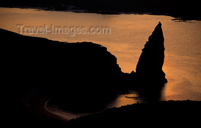 galapagos71: Bartolomé Island, Galapagos Islands, Ecuador: Pinnacle Rock and the sea at sunset - from Pinnacle Rock Overlook - photo by C.Lovell - (c) Travel-Images.com - Stock Photography agency - Image Bank