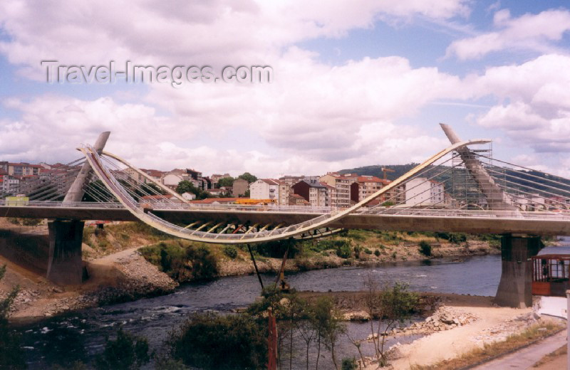 galicia16: Galicia / Galiza - Ourense / Orense: bridge over the river Minho - Millenium bridge - ponte original sobre o rio Miño - ponte do Milénio - photo by M.Torres - (c) Travel-Images.com - Stock Photography agency - Image Bank