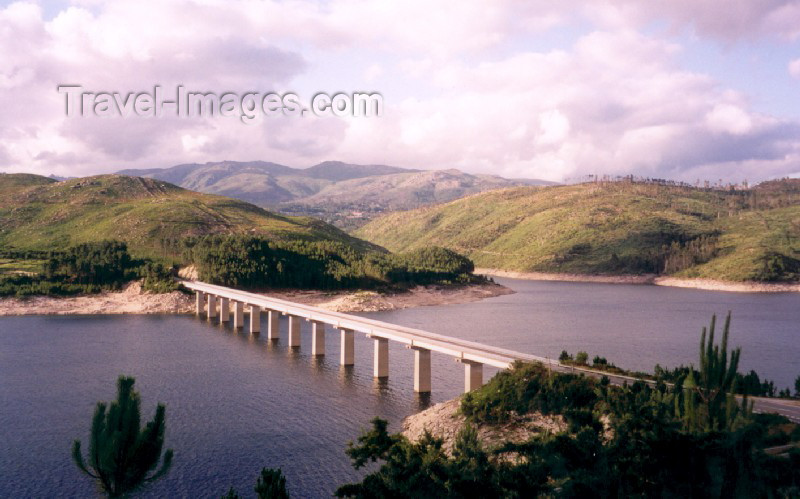 galicia21: Galicia / Galiza - Lobios / Fondevila (provincia de Ourense): bridge over the river Limia / ponte sobre o rio Lima - photo by M.Torres - (c) Travel-Images.com - Stock Photography agency - Image Bank