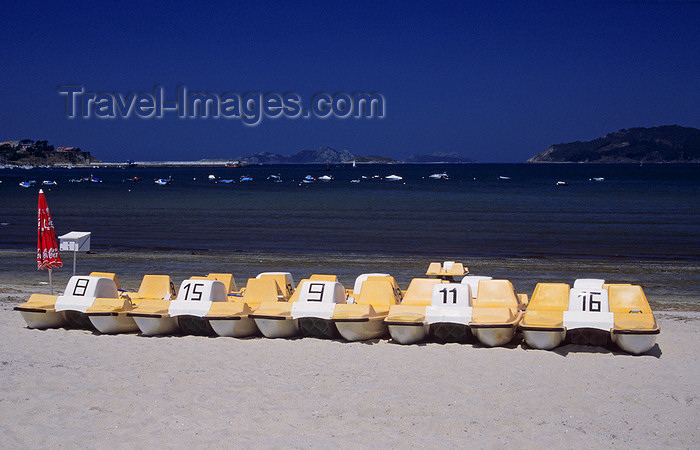 galicia41: Galicia / Galiza - Baiona, Pontevedra province: pedalos - paddle boats on Baiona's white sand beach - photo by S.Dona' - (c) Travel-Images.com - Stock Photography agency - Image Bank