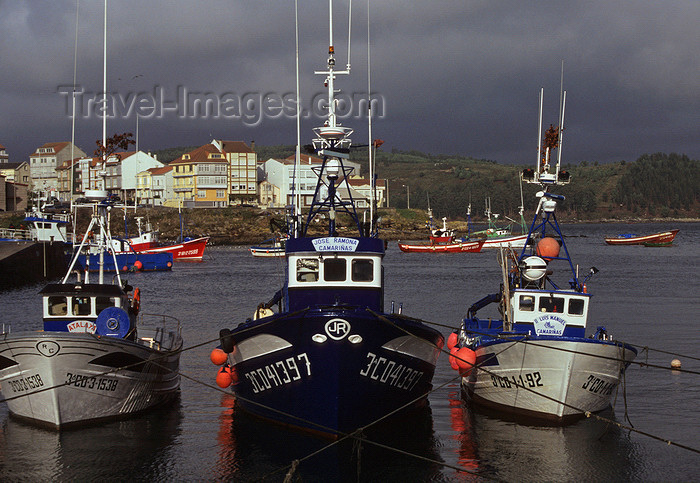 galicia49: Galicia / Galiza - Camariñas - A Coruña province: fishing boats - ria - Costa da Morte - photo by S.Dona' - (c) Travel-Images.com - Stock Photography agency - Image Bank