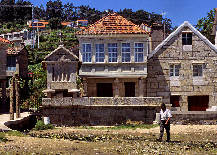 galicia52: Galicia / Galiza - Combarro - Pontevedra province: houses and Hórreo granary - Espigueiro - concello de Poio - Rias Baixas - photo by S.Dona' - (c) Travel-Images.com - Stock Photography agency - Image Bank