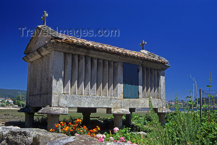 galicia53: Galicia / Galiza - Combarro - Pontevedra province: traditional galician granary called hórreo - espigueiro - Rias Baixas - photo by S.Dona' - (c) Travel-Images.com - Stock Photography agency - Image Bank