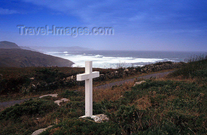 galicia58: Galicia / Galiza - Camariñas - A Coruña province: a cross in Costa da Morte, the Coast of Death - photo by S.Dona' - (c) Travel-Images.com - Stock Photography agency - Image Bank