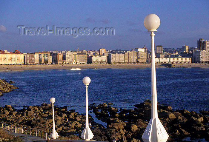 galicia63: Galicia / Galiza - A Coruña: lamp posts, beach and the town - photo by S.Dona' - (c) Travel-Images.com - Stock Photography agency - Image Bank