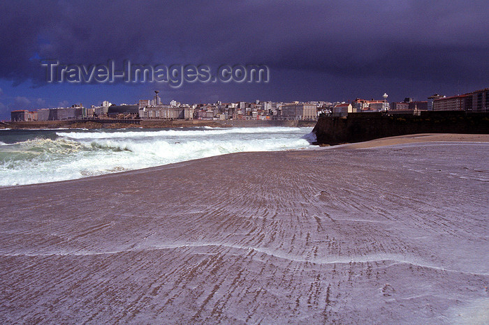 galicia64: Galicia / Galiza - A Coruña: in the surf - waterfront and city skyline in the background - photo by S.Dona' - (c) Travel-Images.com - Stock Photography agency - Image Bank