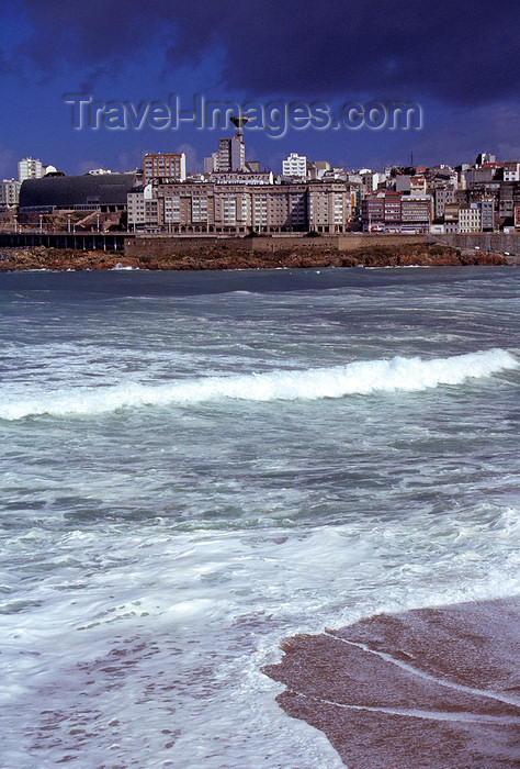 galicia65: Galicia / Galiza - A Coruña: waves and and city skyline in the background - photo by S.Dona' - (c) Travel-Images.com - Stock Photography agency - Image Bank