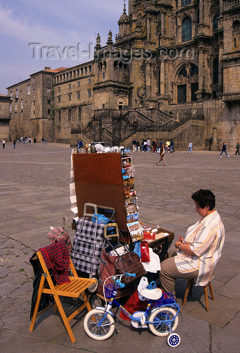 galicia77: Galicia / Galiza - Santiago de Compostela - A Coruña province: a woman sells souvenirs and gadgets in Praza do Obradorio - photo by S.Dona' - (c) Travel-Images.com - Stock Photography agency - Image Bank