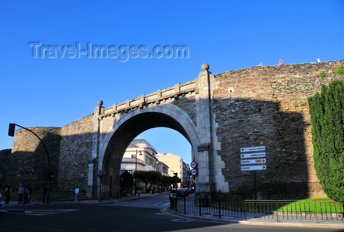 galicia78: Lugo, Galicia / Galiza, Spain: Roman Walls of Lugo - Porta do Bispo Odario ou do Hospital, entrance to Rúa de Montevideo, near the corner of Rúa Anduriños and Rúa Dr Xermán Alonso Hortos - Ronda da Muralha - UNESCO World Heritage Site - photo by M.Torres - (c) Travel-Images.com - Stock Photography agency - Image Bank