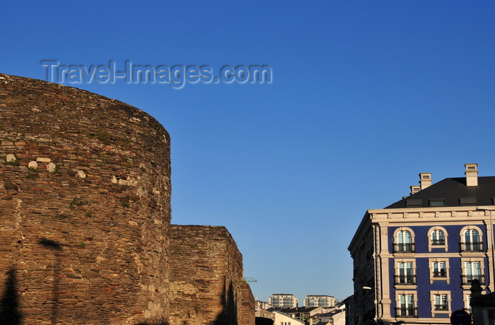 galicia79: Lugo, Galicia / Galiza, Spain: Roman Walls of Lugo, the old  Lucus Augusti - semi-circular and square towers buit with slate and granite - Ronda da Muralla - UNESCO World Heritage Site - photo by M.Torres - (c) Travel-Images.com - Stock Photography agency - Image Bank