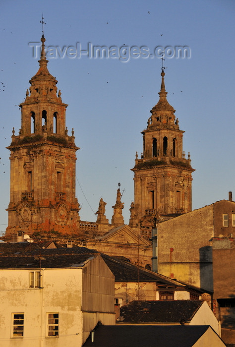 galicia82: Lugo, Galicia / Galiza, Spain: roof tops and the towers of St Mary's Cathedral - Catedral de Santa María  - photo by M.Torres - (c) Travel-Images.com - Stock Photography agency - Image Bank