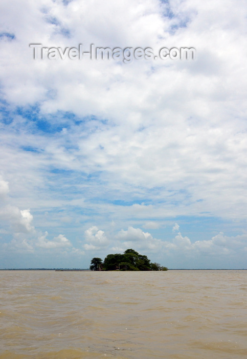 gambia107: James Island / Kunta Kinteh island, The Gambia: the island and the waters of the River Gambia - UNESCO world heritage site - photo by M.Torres - (c) Travel-Images.com - Stock Photography agency - Image Bank