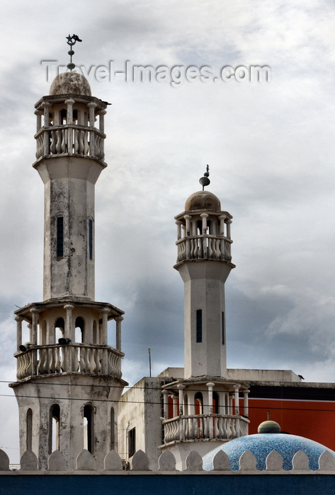 gambia13: Banjul, Gambia: Abu Bakr Saddiq mosque - minarets and tiled dome - Independence Drive - photo by M.Torres - (c) Travel-Images.com - Stock Photography agency - Image Bank