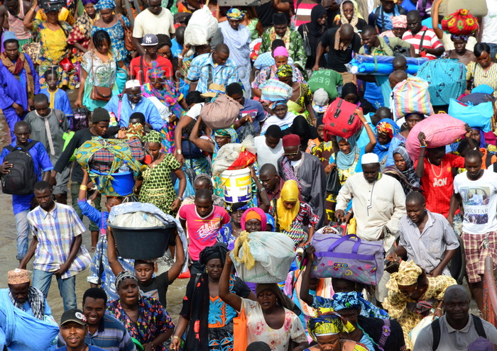 gambia24: Banjul, The Gambia: large crowd with luggage enters the ferry to Barra - ferry terminal - photo by M.Torres - (c) Travel-Images.com - Stock Photography agency - Image Bank