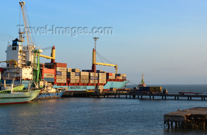 gambia31: Banjul, The Gambia: port of Banjul - Maersk Volta container ship - photo by M.Torres - (c) Travel-Images.com - Stock Photography agency - Image Bank