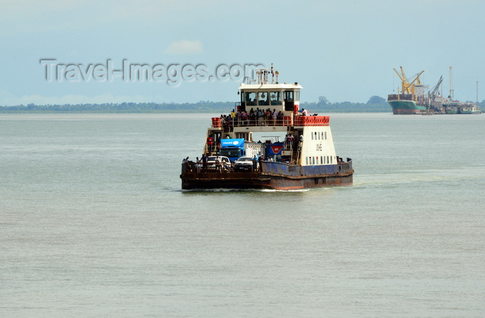 gambia33: Banjul, The Gambia: ferry to Barra, with Banjul port in the background - Johé - photo by M.Torres - (c) Travel-Images.com - Stock Photography agency - Image Bank