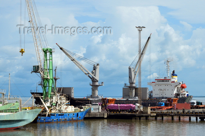 gambia36: Banjul, The Gambia: unloading a bulk carrier freighter - the port of Banjul handles most of the Gambia's external trade as well as that of Casamance - river Gambia estuary - photo by M.Torres - (c) Travel-Images.com - Stock Photography agency - Image Bank