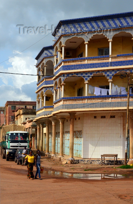 gambia37: Banjul, The Gambia: people and colorful architecture on Daniel Goddard street - photo by M.Torres - (c) Travel-Images.com - Stock Photography agency - Image Bank